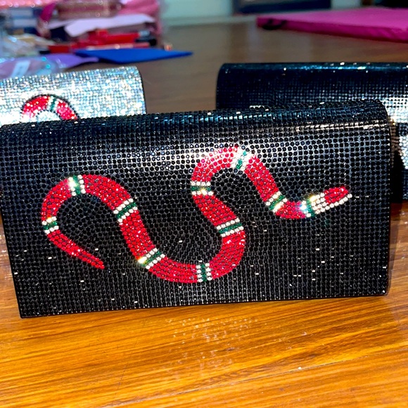 ☃️BOGO50%☃️ 🆕🖤BLACK Stripe Snake Beaded Clutch - Picture 1 of 7